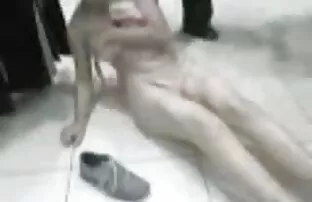 XXX गेस्टापो से फाकिस्टों ने हिंदी में सेक्सी पिक्चर दिखाइए नग्न कैदियों को नकली