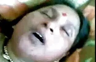 XXX वसा रूसी महिला डाल दिया पर उसके युवा हथकड़ी और बैठे पर अपने सेक्सी पिक्चर २ चेहरा के साथ एक PISDA