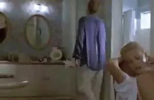 XXX आदमी को एक पत्नी के बाहर काम एक सेक्सी पिक्चर दे करने का फैसला किया