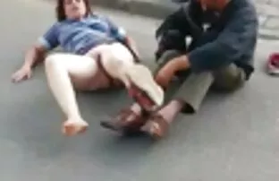 XXX लड़की के बिना ब्रा सेक्सी ब्लू हिंदी पेय बियर पर के समुद्र तट